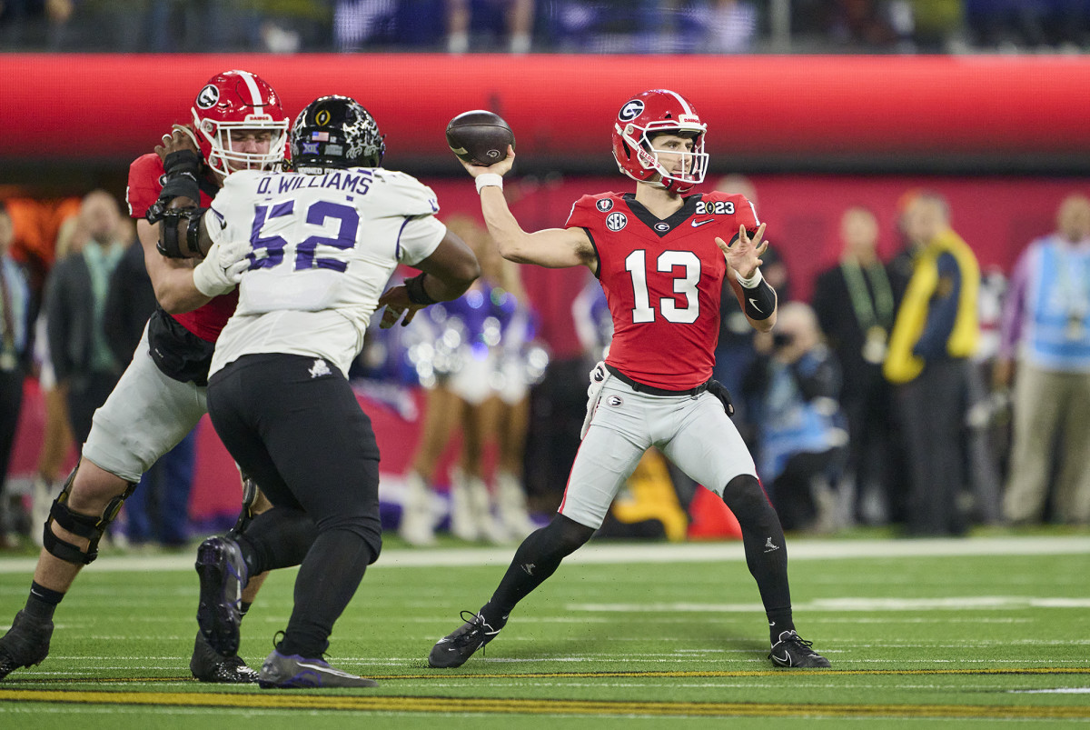 Georgia quarterback Stetson Bennett throws against the TCU Horned Frogs